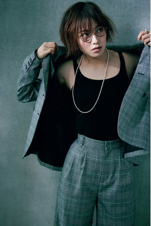 人気お天気キャスター・阿部華也子が、ファッション誌でハンサム大変身！人生初のオールバックも♡ のサブ画像2