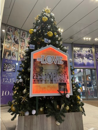 ＝LOVE 10thシングル「The 5th」本日発売!!　渋谷の街が=LOVE一色に！ 「センター街ボート」に巨大看板、「SHIBUYA TSUTAYA」前にオリジナル巨大クリスマスツリーが登場！のサブ画像2