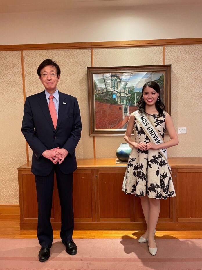 (ミスコン)​ミスユニバーシティ2021日本大会でグランプリに輝いた吉田三莉が昨年12月15日に神戸市、久元喜造市長を表敬訪問した。のメイン画像