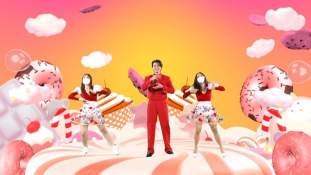 【フジテレビ】「［FIRST LOVE IN JAPAN］2021 Gulf 日本初のファンミーティング」　FODプレミアムにて2022年１月23日（日）０時から配信開始のサブ画像2_AKB48の「恋するフォーチュンクッキー」を歌うGulf （C）フジテレビ