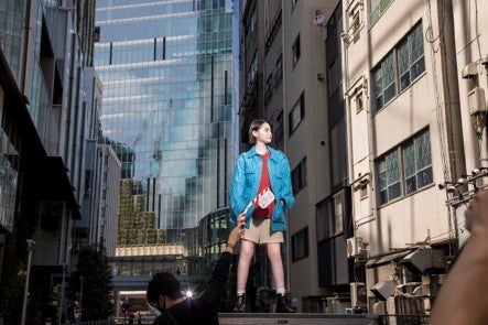 「MOVE by Qoo10」新TV-CM『でびゅー』篇 6月16日（木）より全国でオンエア開始！ 「ファッションとは魔法みたいなものです！」と語る玉城ティナさんが、渋谷や有楽町で鮮やか七変化！のサブ画像8