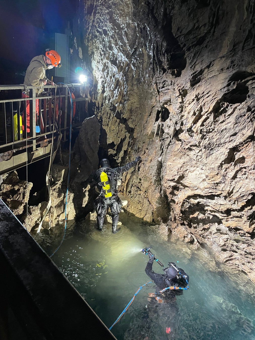 日本三大鍾乳洞の一つ、国の天然記念物にも指定されている岩手県の龍泉洞にて6年ぶりの調査潜水を4月に実施、ディスカバリーチャンネルが準備から潜水までに初めて完全密着し貴重な映像を撮影、ミニ番組を制作。のサブ画像4