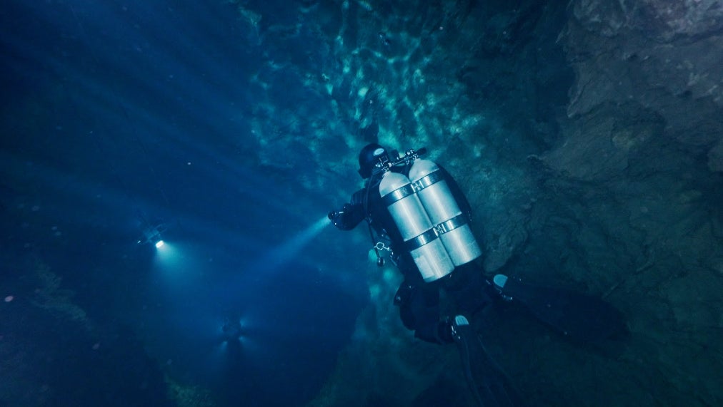 日本三大鍾乳洞の一つ、国の天然記念物にも指定されている岩手県の龍泉洞にて6年ぶりの調査潜水を4月に実施、ディスカバリーチャンネルが準備から潜水までに初めて完全密着し貴重な映像を撮影、ミニ番組を制作。のサブ画像5