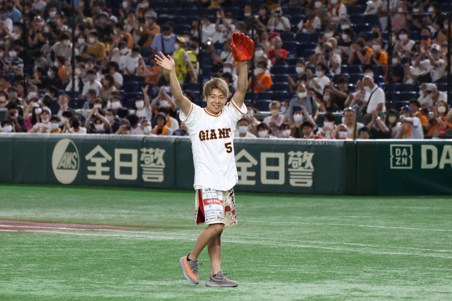 武尊が巨人vs広島の始球式に登場！「東京ドームのマウンドに立って、投げられたことがすごく嬉しかったです」のサブ画像1