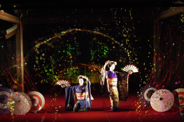 一旗プロデュース「舞 MAI 岡崎城二の丸能楽堂 3Dプロジェクション×日本舞踊」公式記録映像を公開。徳川家康生誕の地・岡崎城の二の丸能楽堂で日本舞踊とホログラムスクリーンの映像、鏡板の映像が融合。のメイン画像