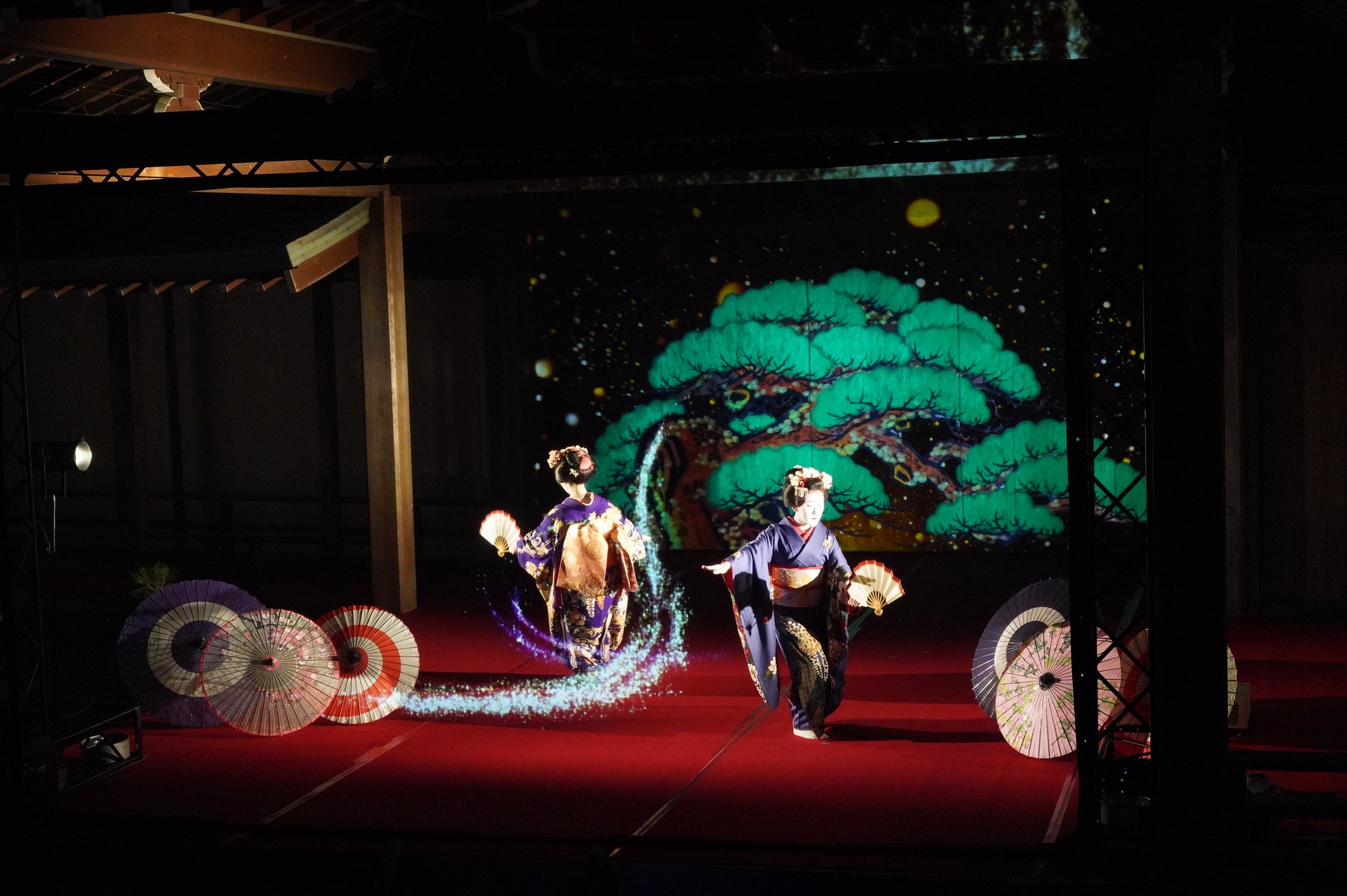 一旗プロデュース「舞 MAI 岡崎城二の丸能楽堂 3Dプロジェクション×日本舞踊」公式記録映像を公開。徳川家康生誕の地・岡崎城の二の丸能楽堂で日本舞踊とホログラムスクリーンの映像、鏡板の映像が融合。のサブ画像1