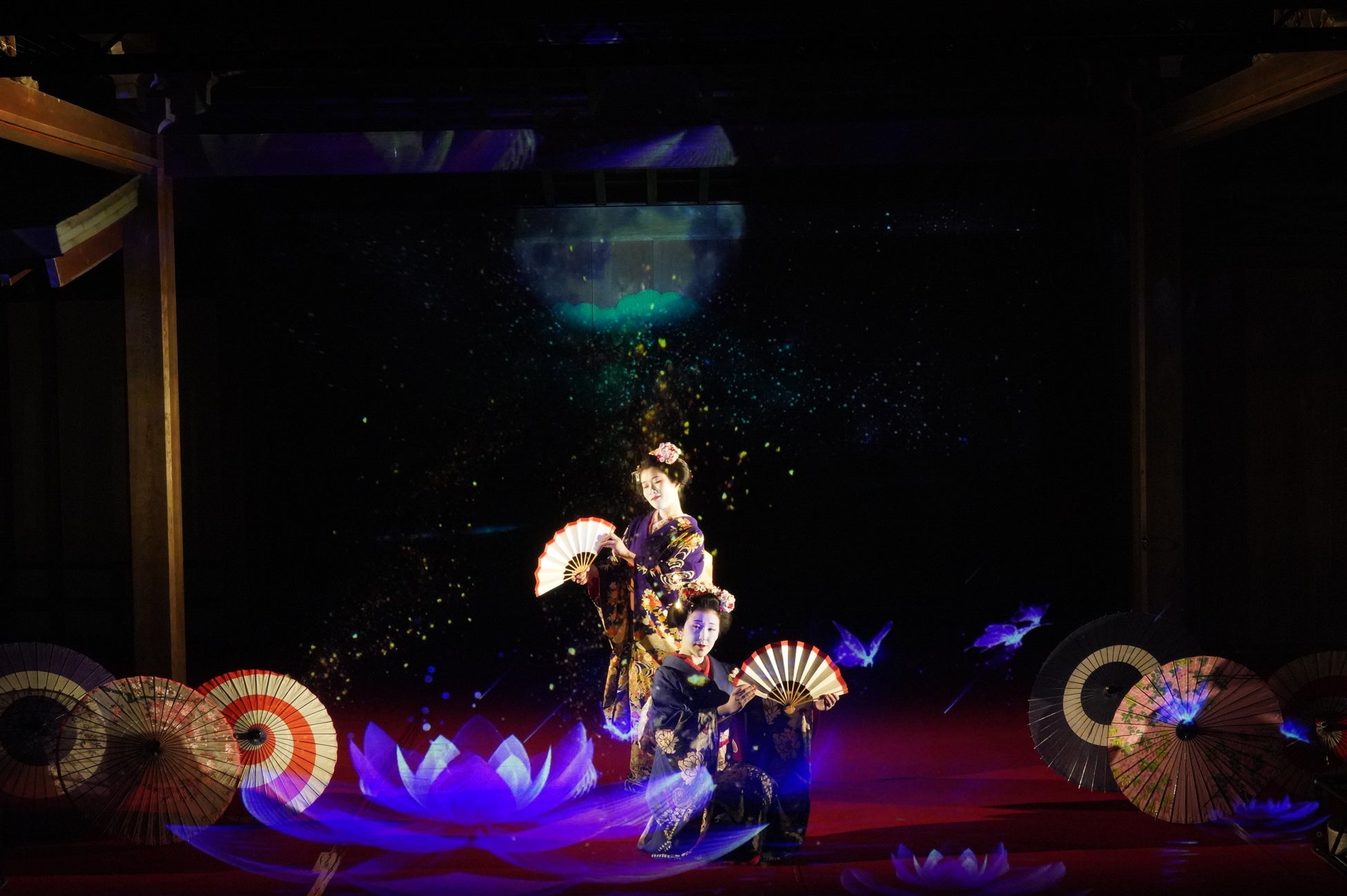 一旗プロデュース「舞 MAI 岡崎城二の丸能楽堂 3Dプロジェクション×日本舞踊」公式記録映像を公開。徳川家康生誕の地・岡崎城の二の丸能楽堂で日本舞踊とホログラムスクリーンの映像、鏡板の映像が融合。のサブ画像15