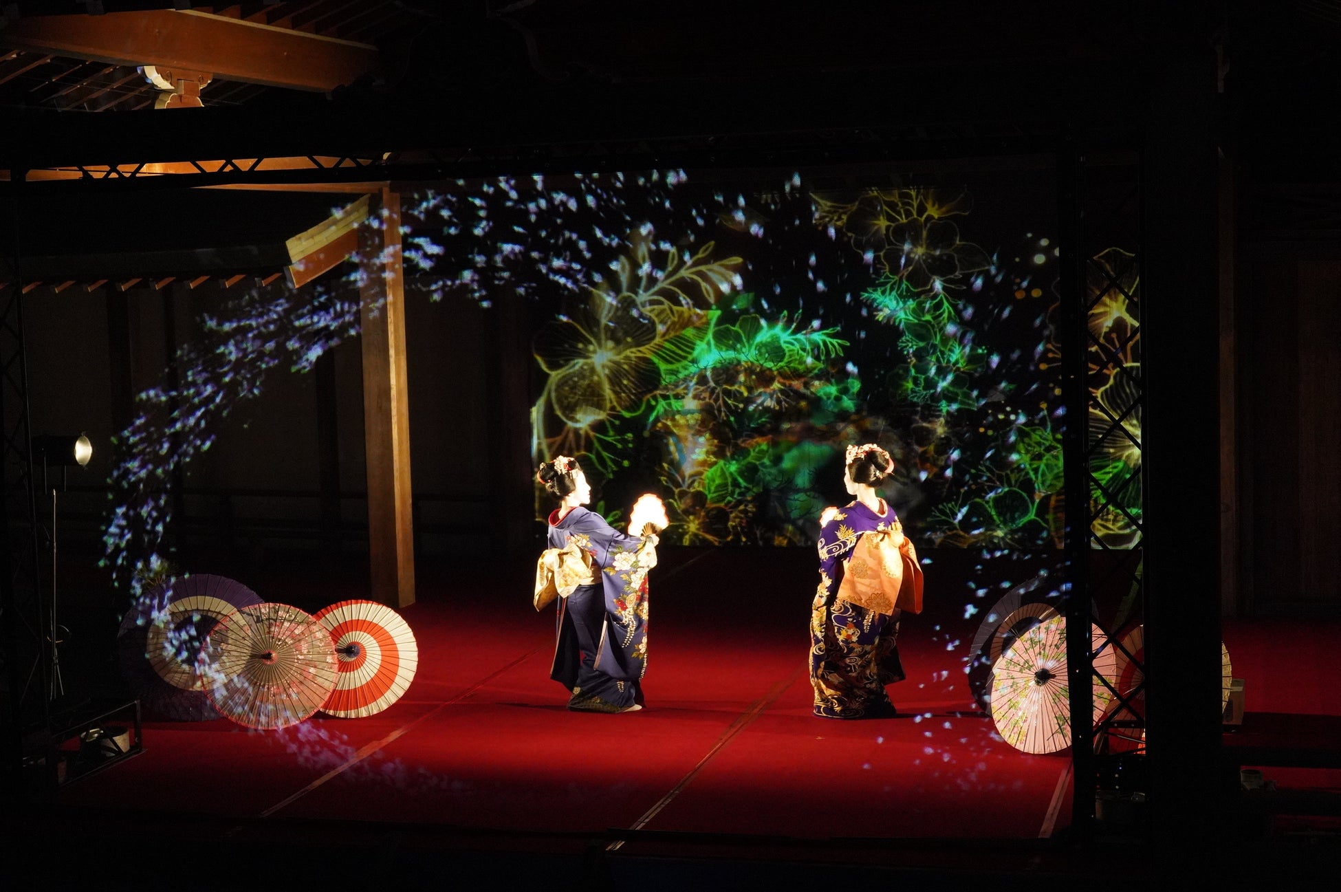一旗プロデュース「舞 MAI 岡崎城二の丸能楽堂 3Dプロジェクション×日本舞踊」公式記録映像を公開。徳川家康生誕の地・岡崎城の二の丸能楽堂で日本舞踊とホログラムスクリーンの映像、鏡板の映像が融合。のサブ画像2