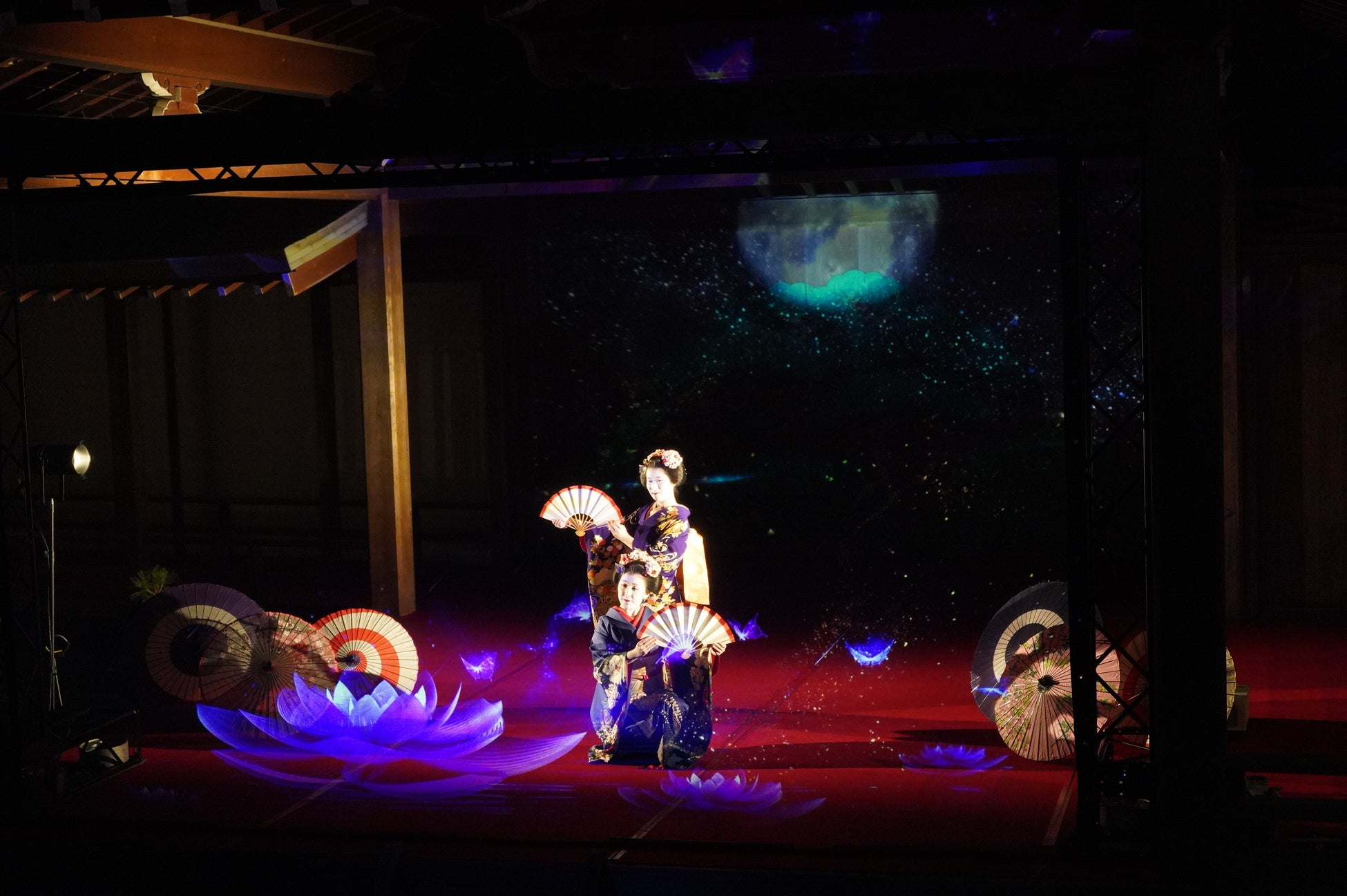 一旗プロデュース「舞 MAI 岡崎城二の丸能楽堂 3Dプロジェクション×日本舞踊」公式記録映像を公開。徳川家康生誕の地・岡崎城の二の丸能楽堂で日本舞踊とホログラムスクリーンの映像、鏡板の映像が融合。のサブ画像3