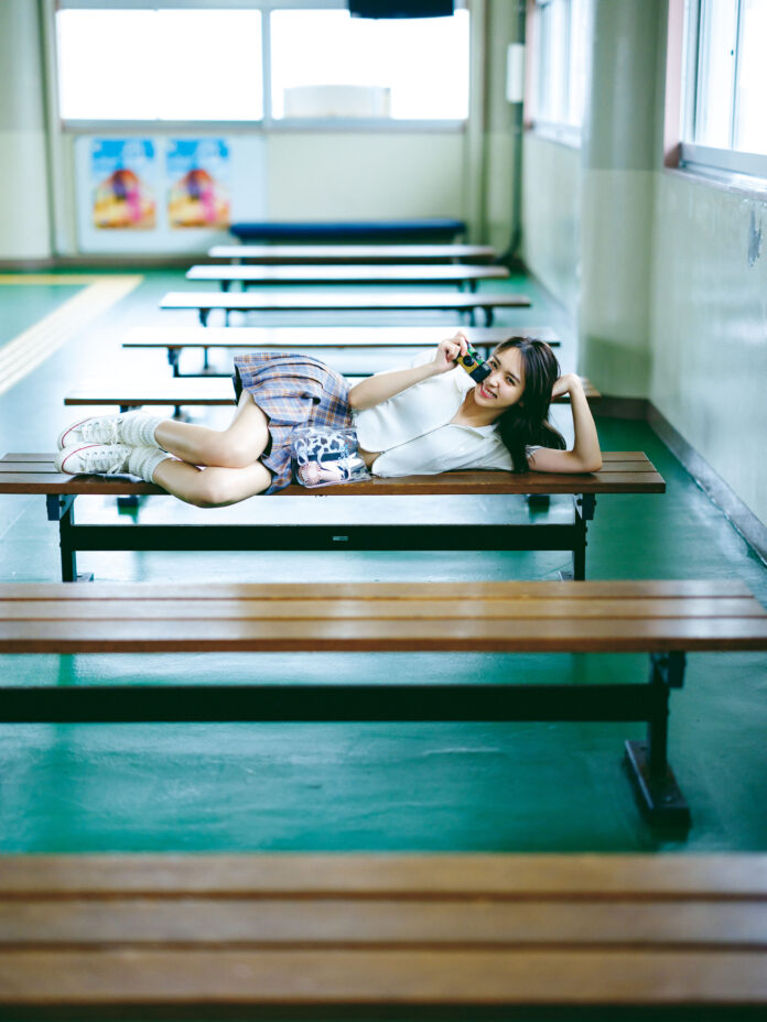 ​櫻坂46小林由依、2nd写真集から「女子高生へそ出しルック」でベンチに横たわり無邪気に笑うお茶目なカットを公開！のメイン画像