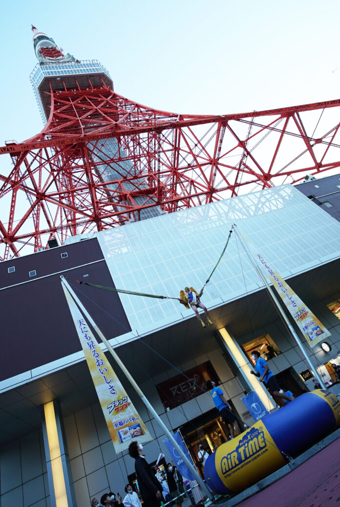PR天使ZAZYさんが東京タワーの大空を舞う！大人を虜にするプレミアムシリーズ『ブラックサンダー至福のバター』の天にも昇るおいしさを体感！リベンジに成功！のメイン画像