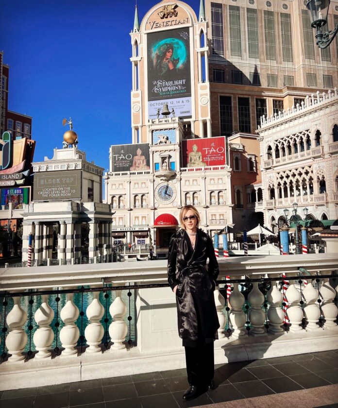 YOSHIKI　過密スケジュールの中、サラ・ブライトマン ワールドツアー 米ラスベガス公演スタート　登場とともに大歓声を浴びるのメイン画像