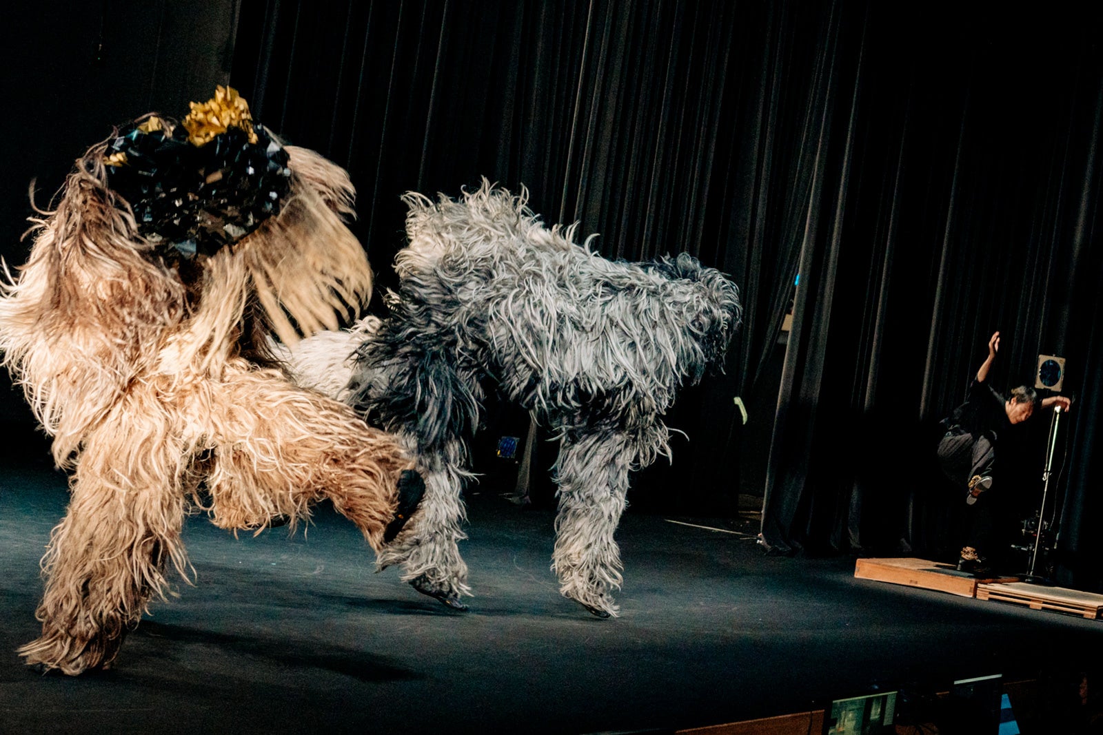 沖縄獅子とバレエにXRテクノロジーが交差するデジタル時代の現代芸能「獅子と仁人」がKAATで上演のサブ画像5_圧巻の獅子とタップダンスのシーン