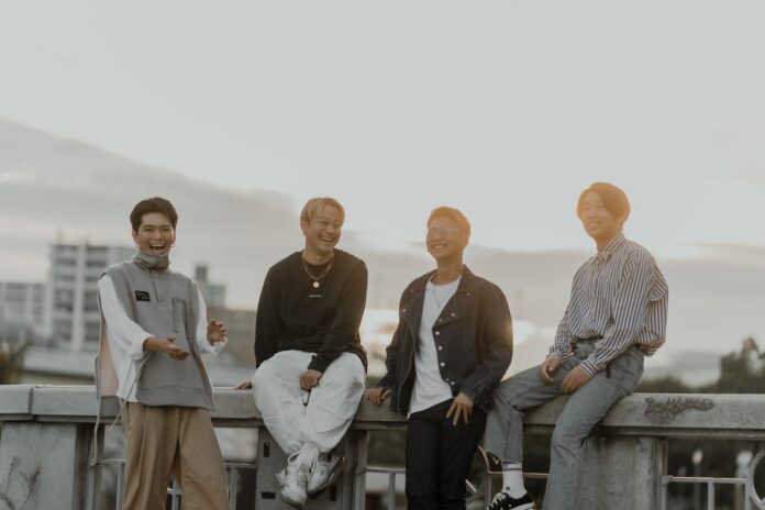 関西出身4人組グループ・THE FRANK VOX が2023年2月のメジャーデビューをストリートライブでファンに報告！先行配信楽曲「ワタリドリ」を12月21日にリリース！のメイン画像
