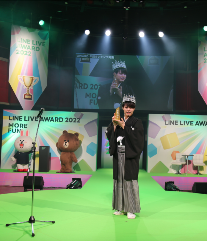世界初のティアラデザイナーTARO KAMITANIが「LINE LIVE AWARD 2022」の、オリジナル王冠をデザイン製作。グランプリを獲得した日本トップライバー「とーま」に授与。のメイン画像