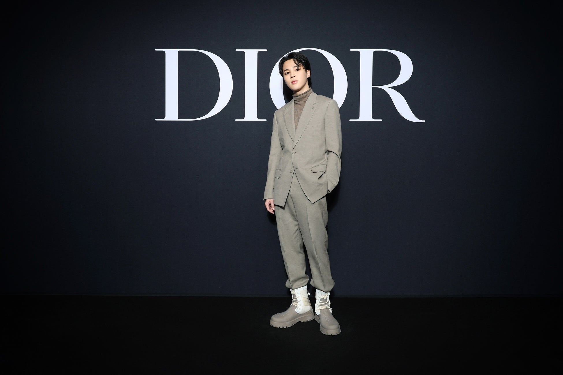 【DIOR】ディオールを纏うセレブリティ＠2023年-2024年ウインター メンズ コレクションのサブ画像1_Jimin in Dior