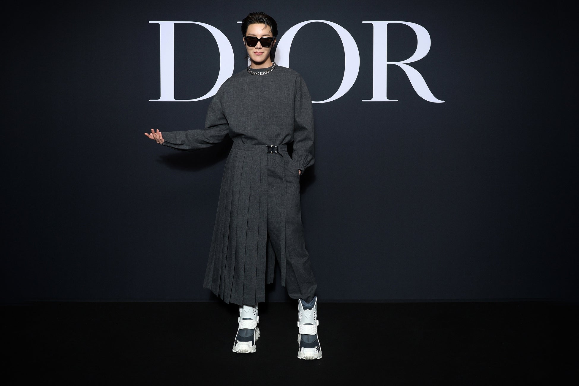 【DIOR】ディオールを纏うセレブリティ＠2023年-2024年ウインター メンズ コレクションのサブ画像2_J-Hope in Dior