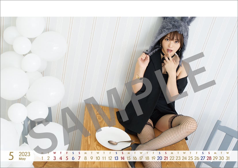 兎年ならではのウサギショットも！「卓上　井澤詩織 4月始まりカレンダー」2月25日(土)発売のサブ画像2