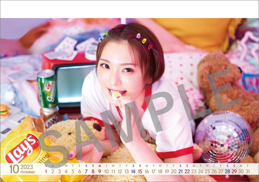 兎年ならではのウサギショットも！「卓上　井澤詩織 4月始まりカレンダー」2月25日(土)発売のサブ画像3