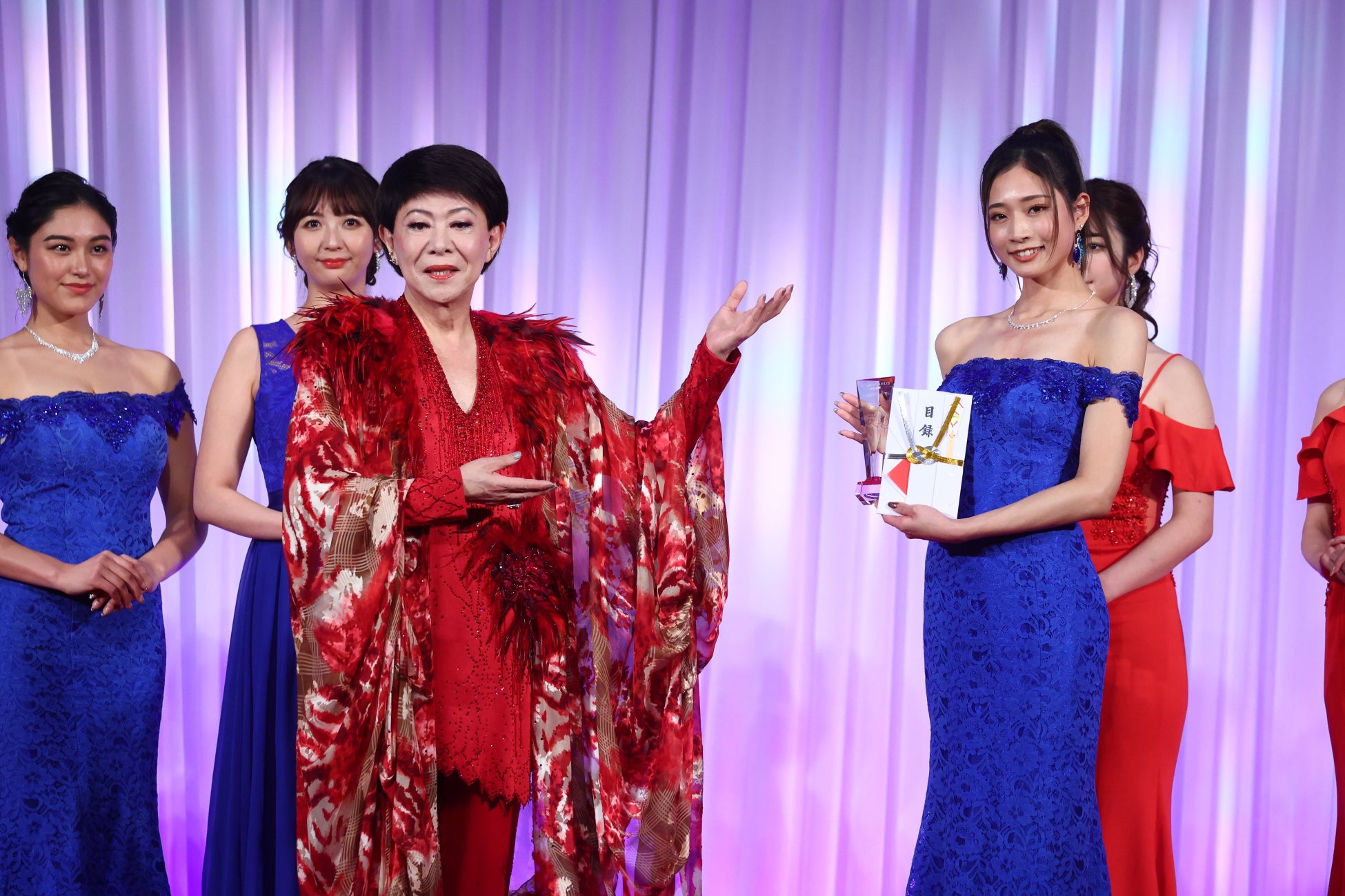 『K-1 AWARDS 2022』表彰式で「軍司 泰斗」選手がMVPに！美川憲一さん、デヴィ夫人、山之内すずさん、ゆうちゃみさん他、豪華プレゼンター陣も受賞をお祝いのサブ画像6