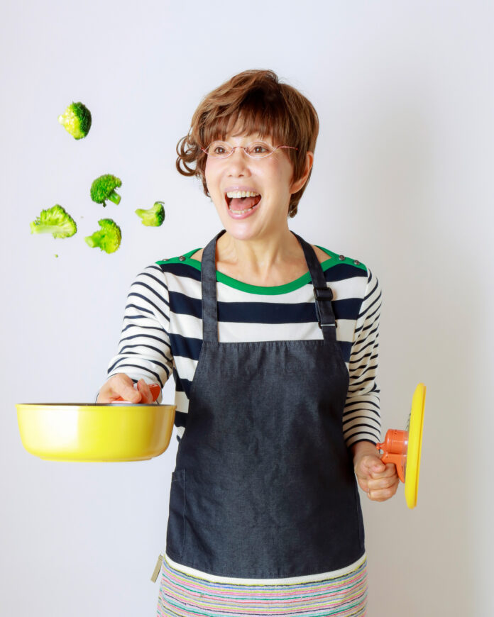 土井善晴さん推薦！平野レミさんの51の食材にまつわるお料理のエッセイ『エプロン手帖』が2月15日に発売！のメイン画像