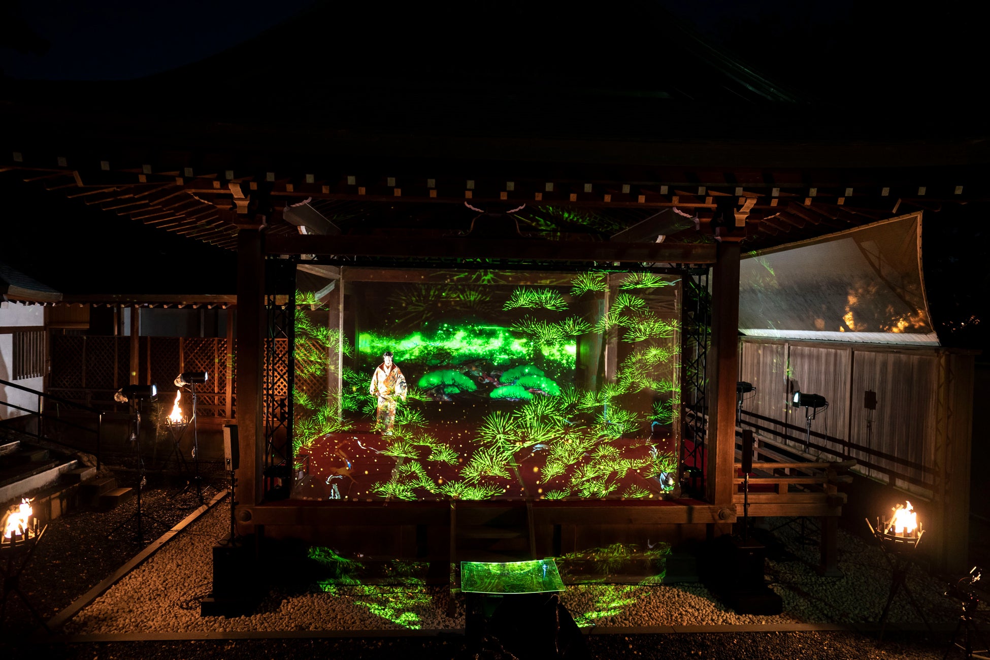 一旗プロデュース「岡崎城二の丸能楽堂 デジタルアート×能」の公式記録映像を公開。日本を代表する伝統芸能でユネスコ無形文化遺産である能楽とデジタルアート映像が融合した3Dプロジェクション。のサブ画像1