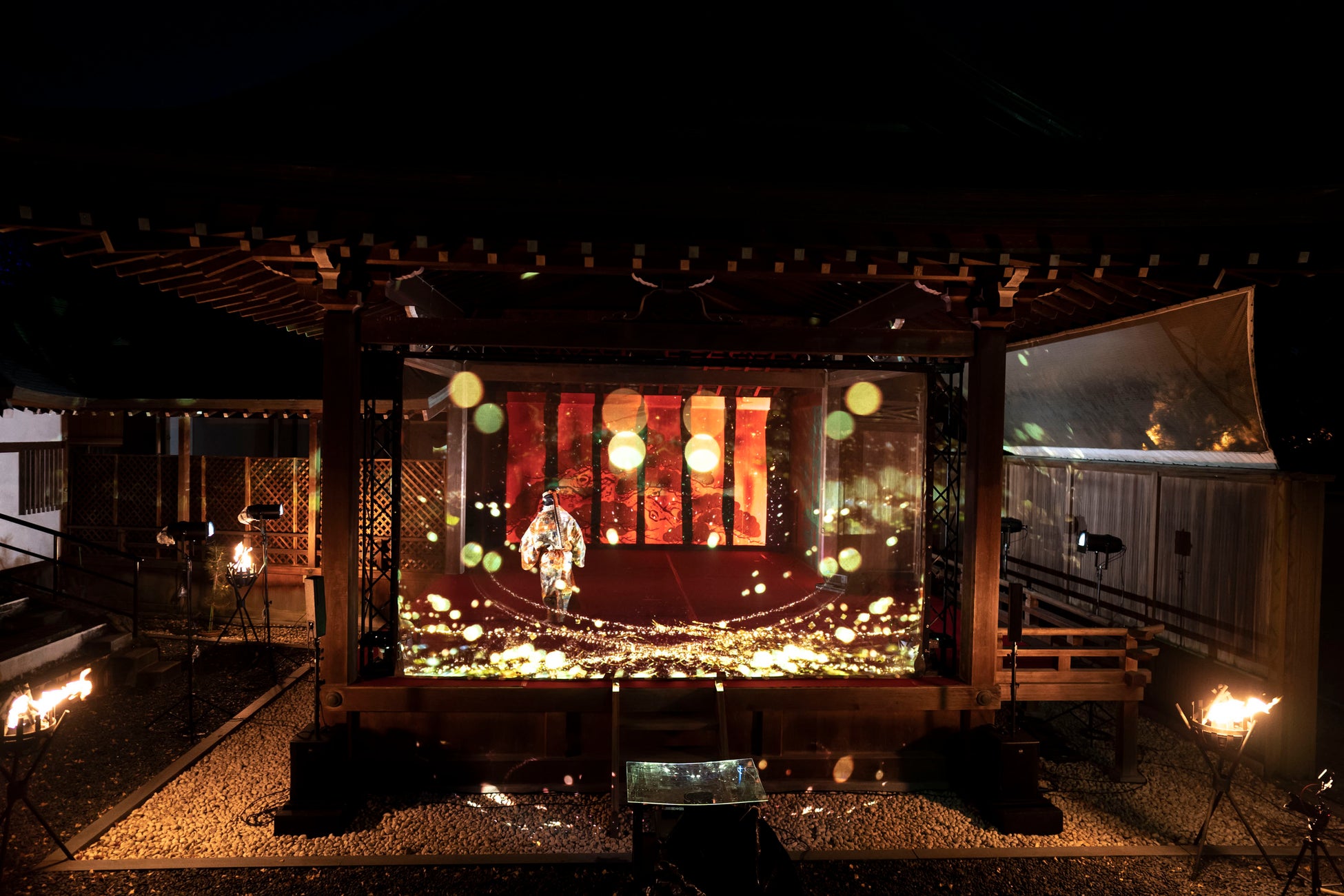 一旗プロデュース「岡崎城二の丸能楽堂 デジタルアート×能」の公式記録映像を公開。日本を代表する伝統芸能でユネスコ無形文化遺産である能楽とデジタルアート映像が融合した3Dプロジェクション。のサブ画像11