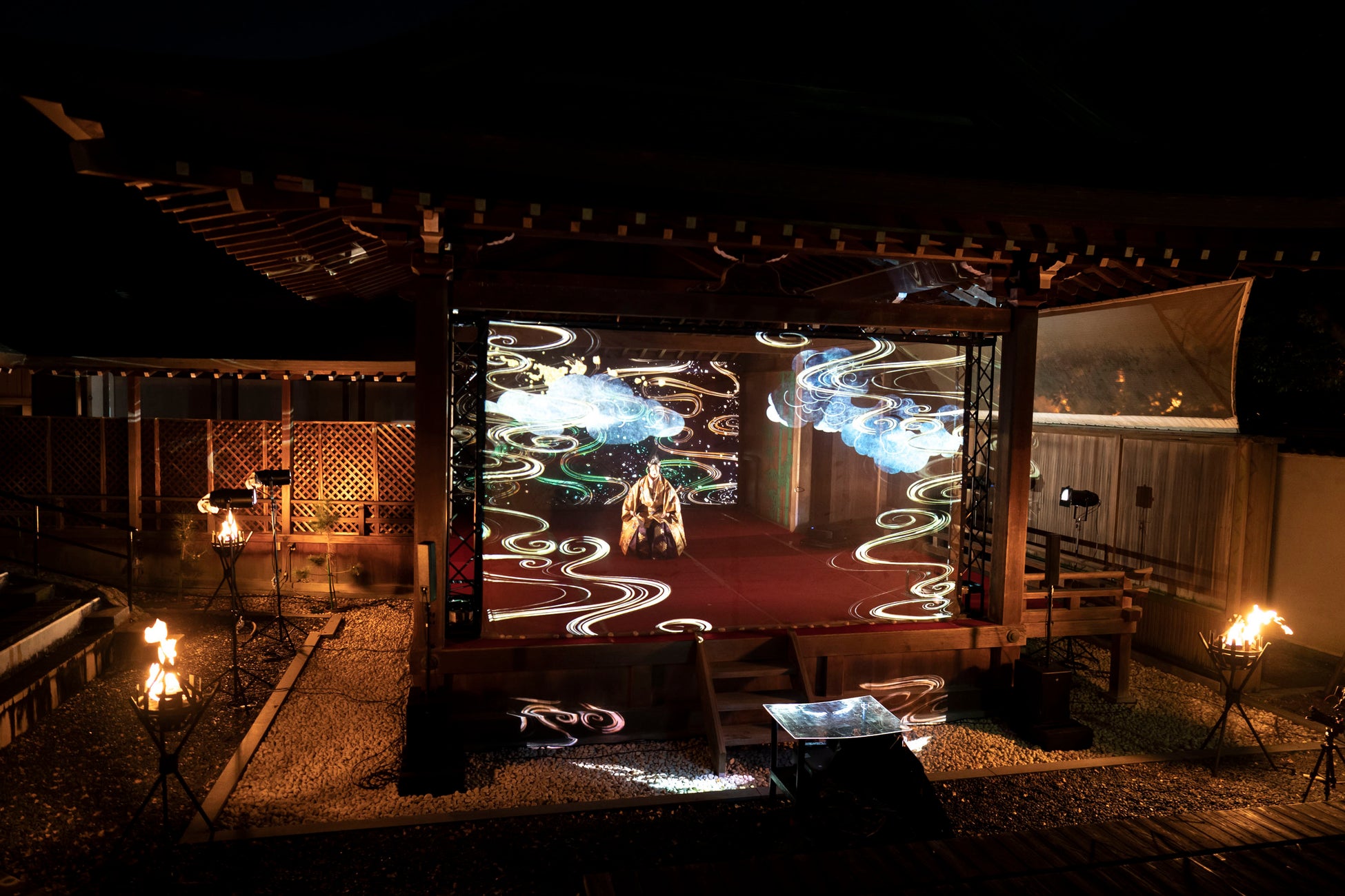 一旗プロデュース「岡崎城二の丸能楽堂 デジタルアート×能」の公式記録映像を公開。日本を代表する伝統芸能でユネスコ無形文化遺産である能楽とデジタルアート映像が融合した3Dプロジェクション。のサブ画像12