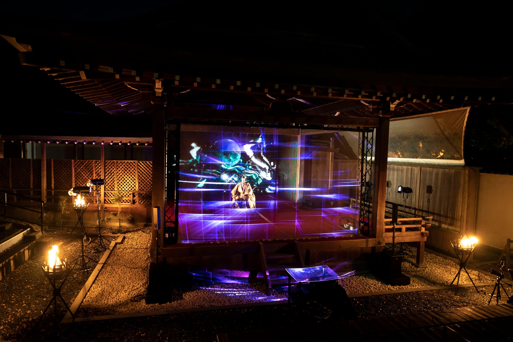 一旗プロデュース「岡崎城二の丸能楽堂 デジタルアート×能」の公式記録映像を公開。日本を代表する伝統芸能でユネスコ無形文化遺産である能楽とデジタルアート映像が融合した3Dプロジェクション。のサブ画像13