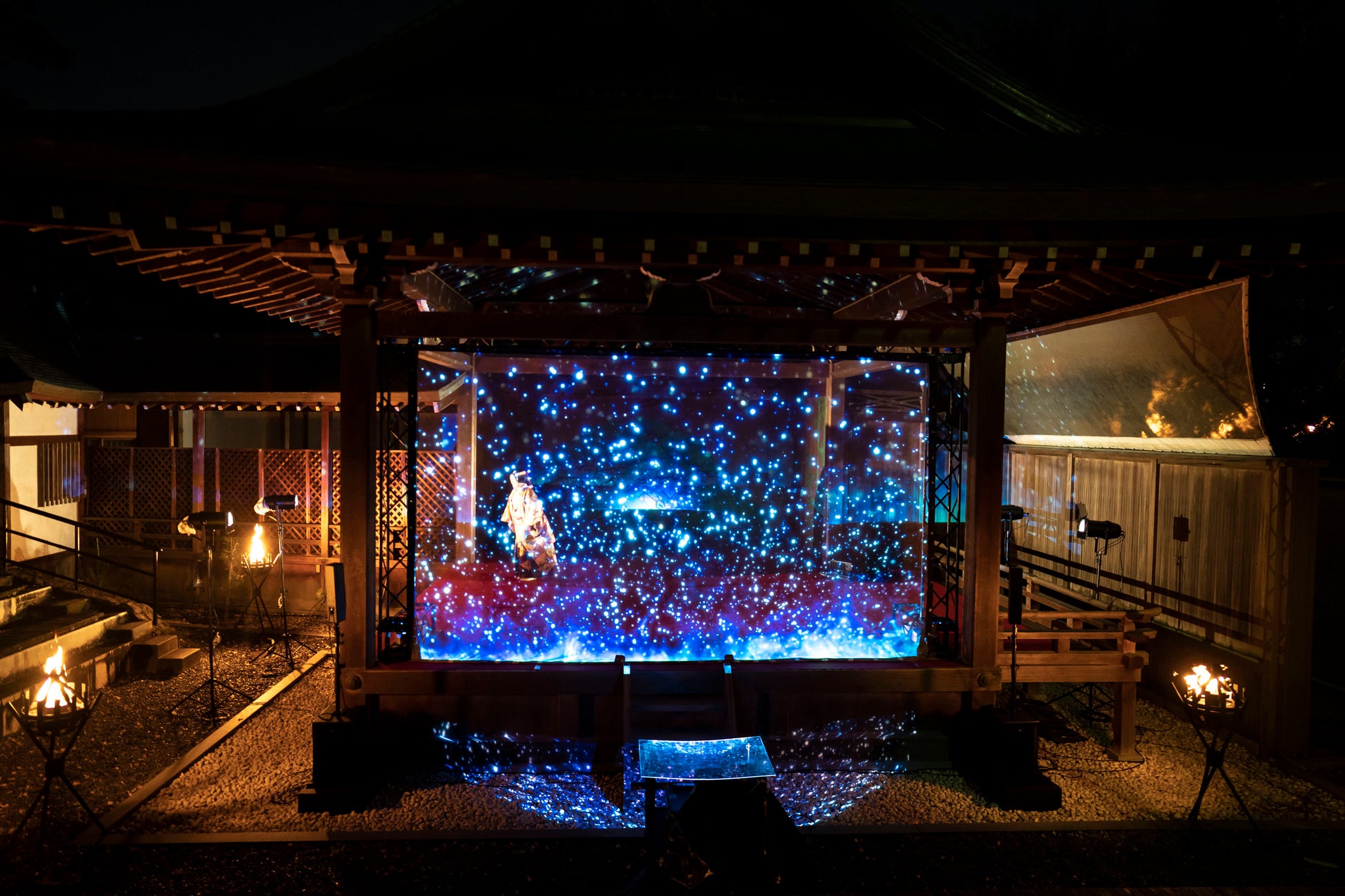 一旗プロデュース「岡崎城二の丸能楽堂 デジタルアート×能」の公式記録映像を公開。日本を代表する伝統芸能でユネスコ無形文化遺産である能楽とデジタルアート映像が融合した3Dプロジェクション。のサブ画像14