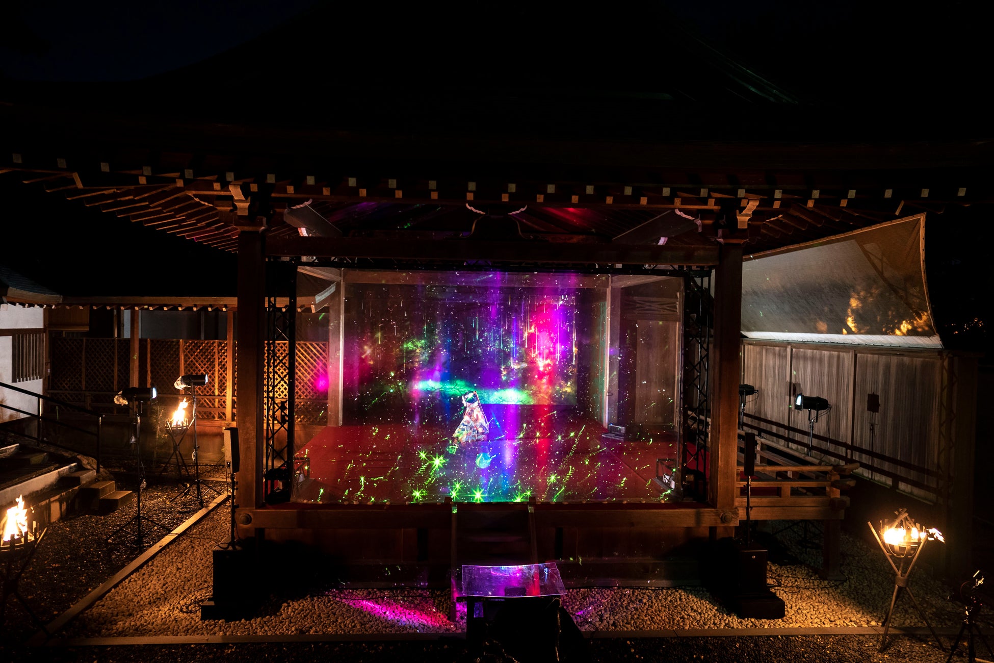 一旗プロデュース「岡崎城二の丸能楽堂 デジタルアート×能」の公式記録映像を公開。日本を代表する伝統芸能でユネスコ無形文化遺産である能楽とデジタルアート映像が融合した3Dプロジェクション。のサブ画像16