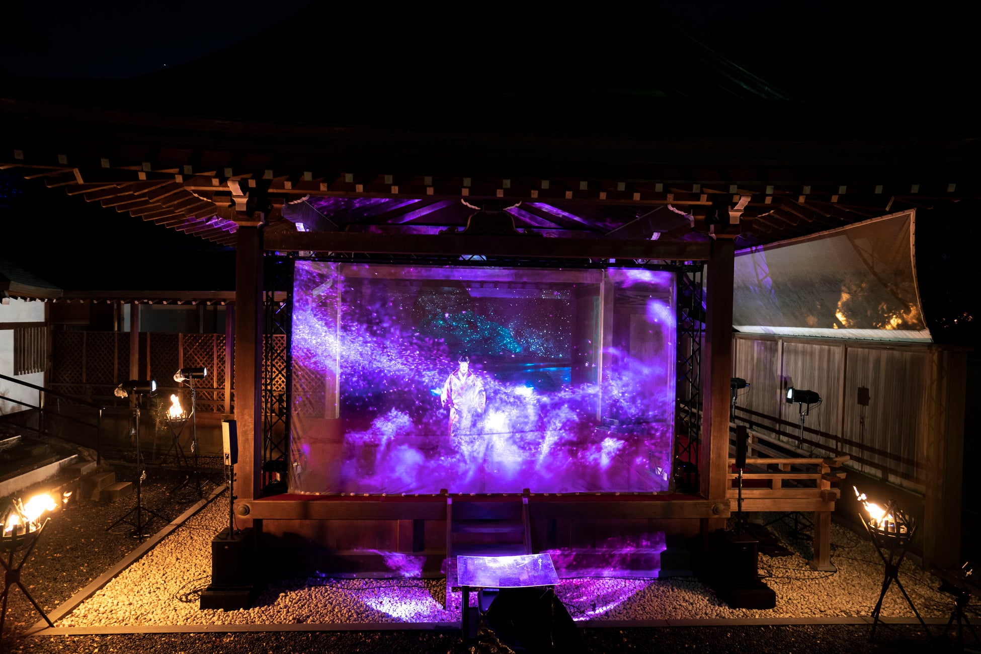 一旗プロデュース「岡崎城二の丸能楽堂 デジタルアート×能」の公式記録映像を公開。日本を代表する伝統芸能でユネスコ無形文化遺産である能楽とデジタルアート映像が融合した3Dプロジェクション。のサブ画像2
