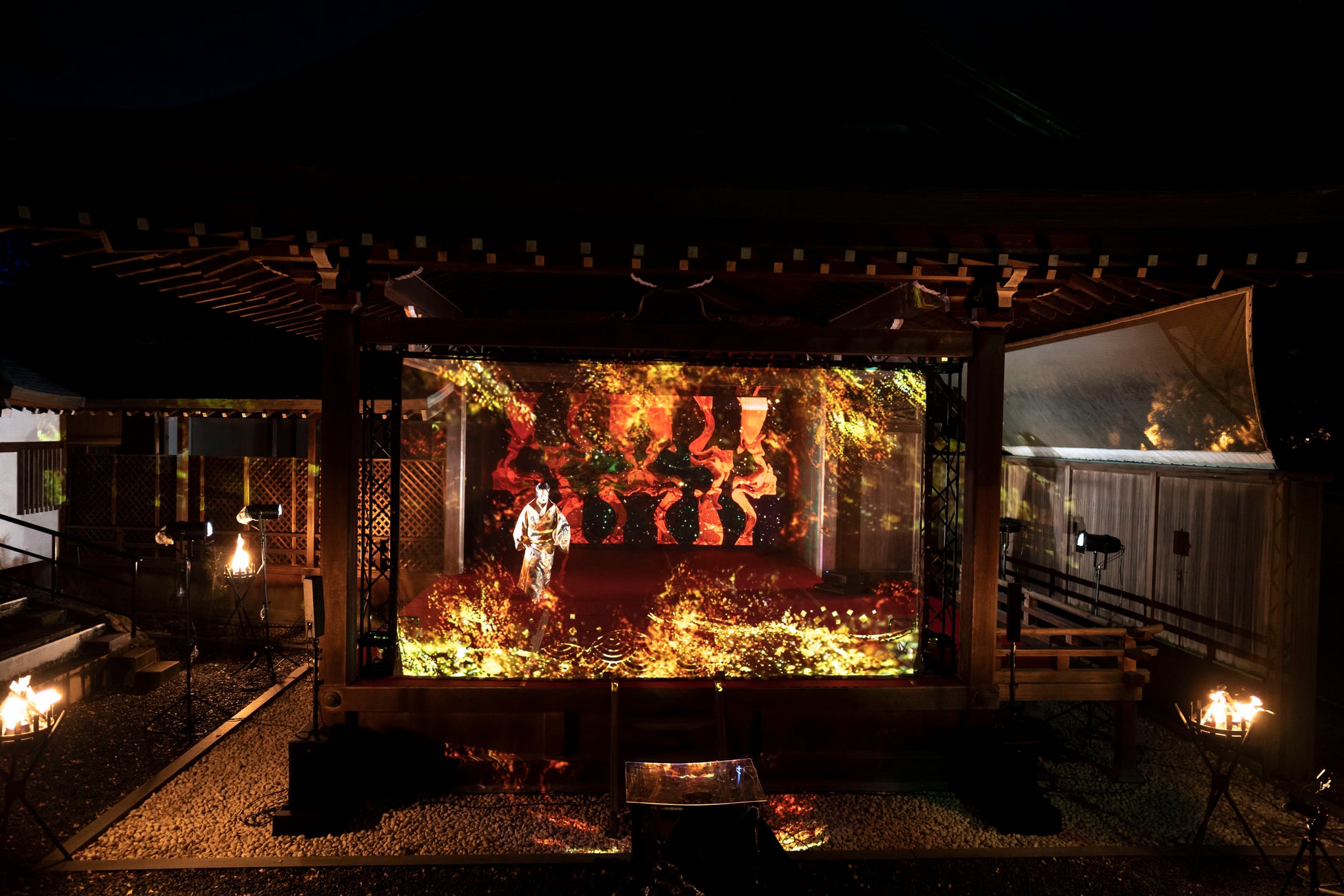 一旗プロデュース「岡崎城二の丸能楽堂 デジタルアート×能」の公式記録映像を公開。日本を代表する伝統芸能でユネスコ無形文化遺産である能楽とデジタルアート映像が融合した3Dプロジェクション。のサブ画像5