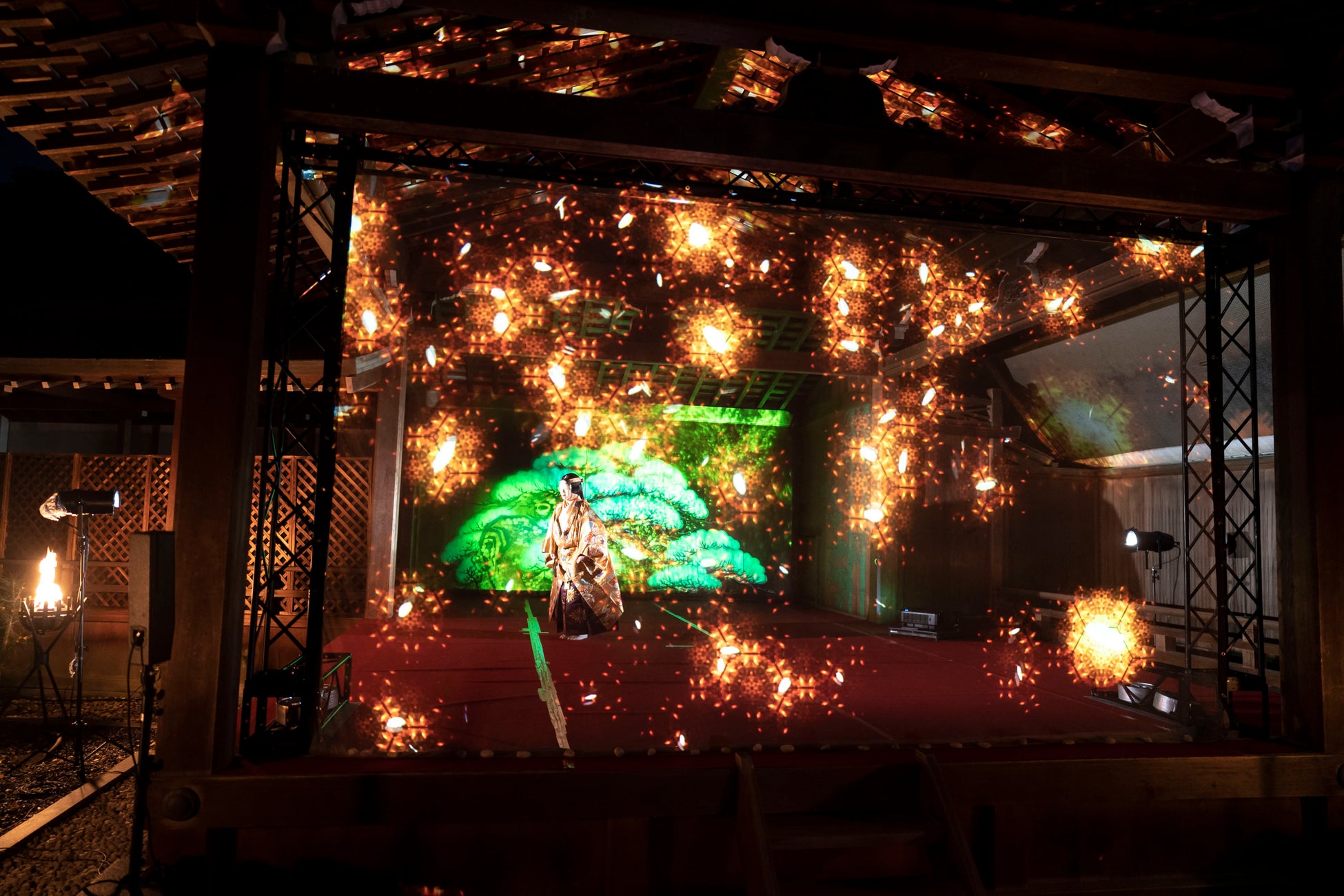 一旗プロデュース「岡崎城二の丸能楽堂 デジタルアート×能」の公式記録映像を公開。日本を代表する伝統芸能でユネスコ無形文化遺産である能楽とデジタルアート映像が融合した3Dプロジェクション。のサブ画像7