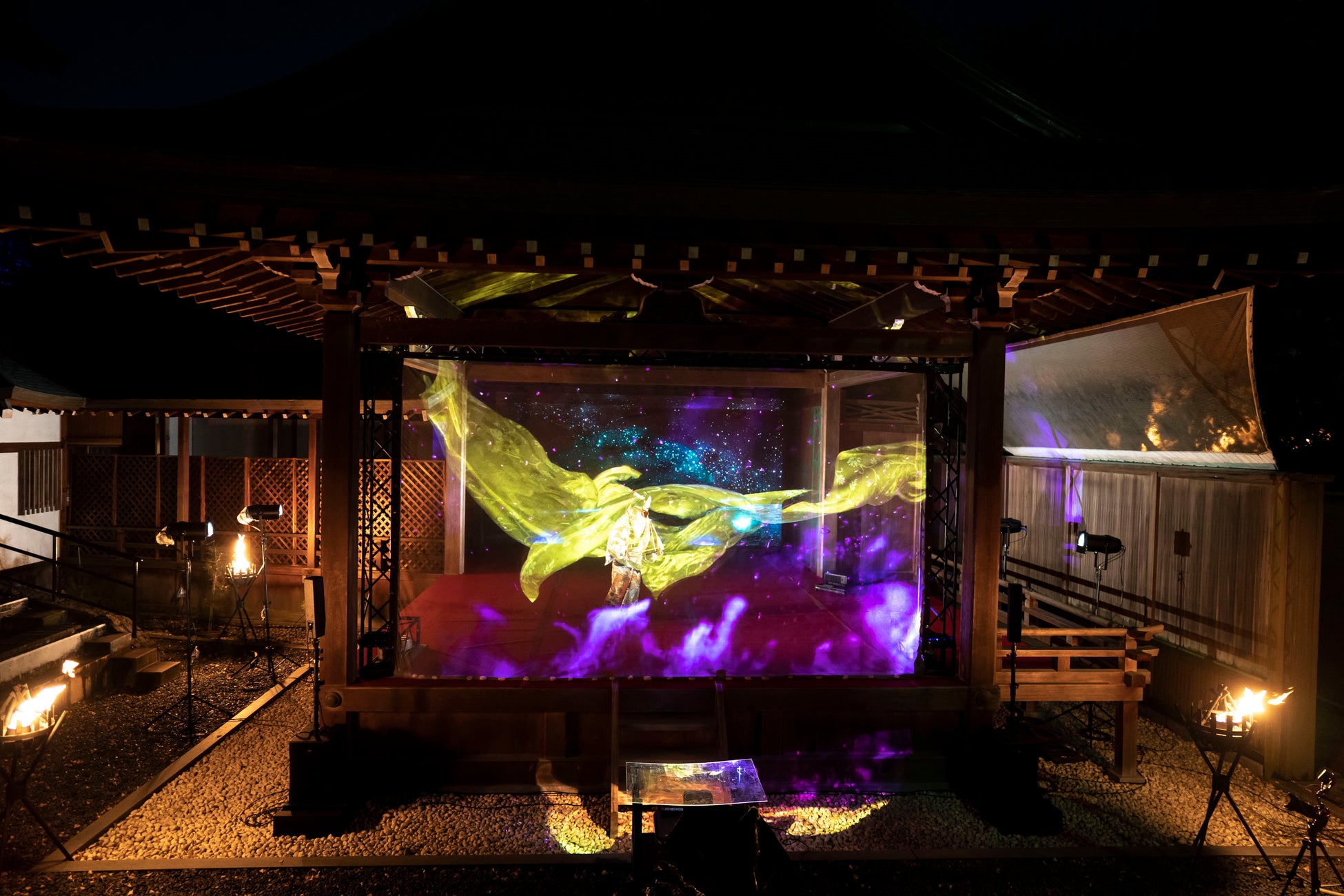 一旗プロデュース「岡崎城二の丸能楽堂 デジタルアート×能」の公式記録映像を公開。日本を代表する伝統芸能でユネスコ無形文化遺産である能楽とデジタルアート映像が融合した3Dプロジェクション。のサブ画像8