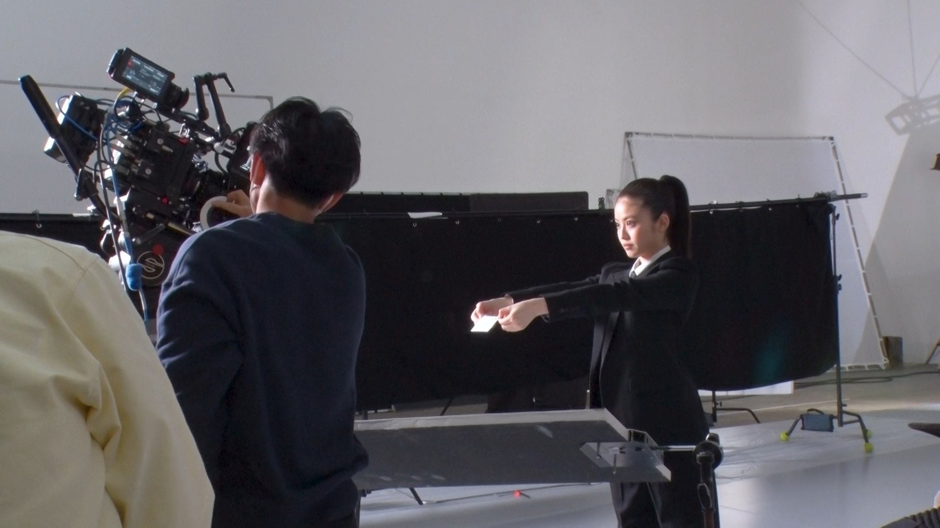 SCSK新TVCM「名刺篇」今田美桜さんが大胆＆華麗な動きで名刺交換のサブ画像7