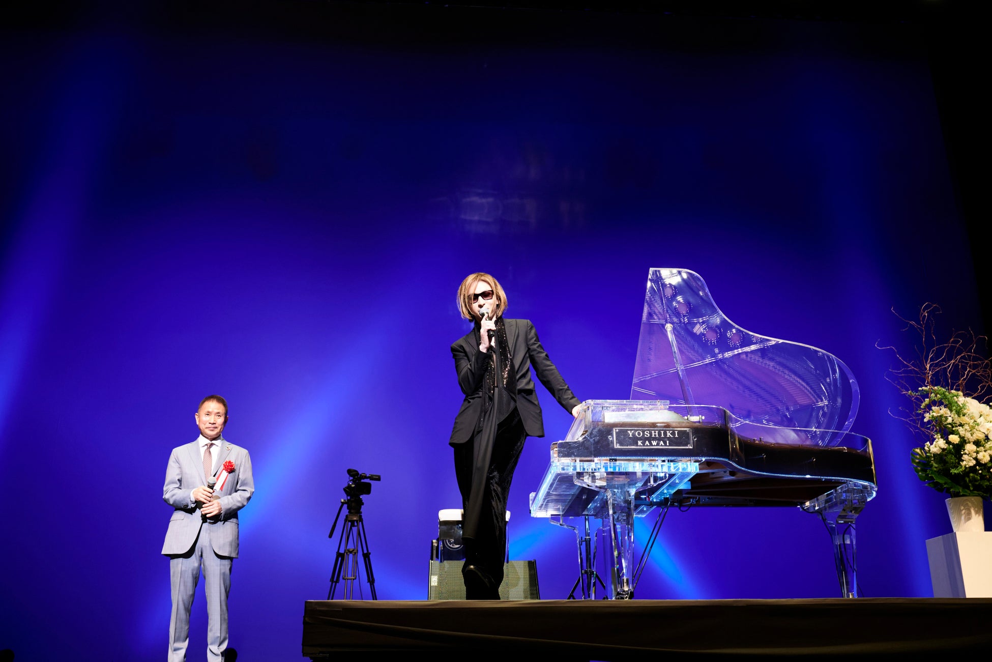 YOSHIKI　日本最大規模の入社式にサプライズ登場約2300名の新入社員を「Forever Love」のピアノ演奏で激励坂本龍一氏を追悼し「戦場のメリークリスマス」ものサブ画像4