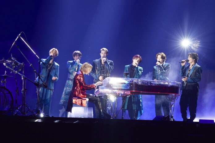 YOSHIKI　SixTONES初の東京ドーム公演にサプライズ登場し地鳴りのような大歓声　約束果たし「Imitation Rain」ドラム＆ピアノでのコラボパフォーマンスのメイン画像