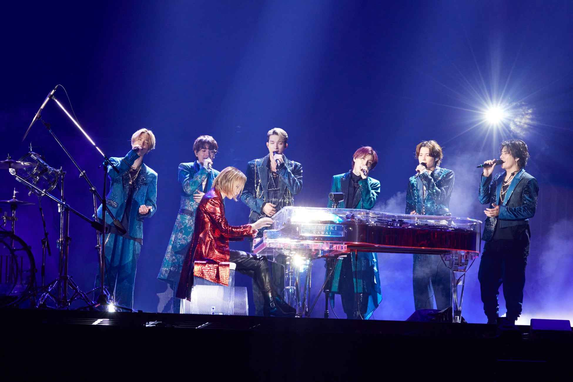 YOSHIKI　SixTONES初の東京ドーム公演にサプライズ登場し地鳴りのような大歓声　約束果たし「Imitation Rain」ドラム＆ピアノでのコラボパフォーマンスのサブ画像1
