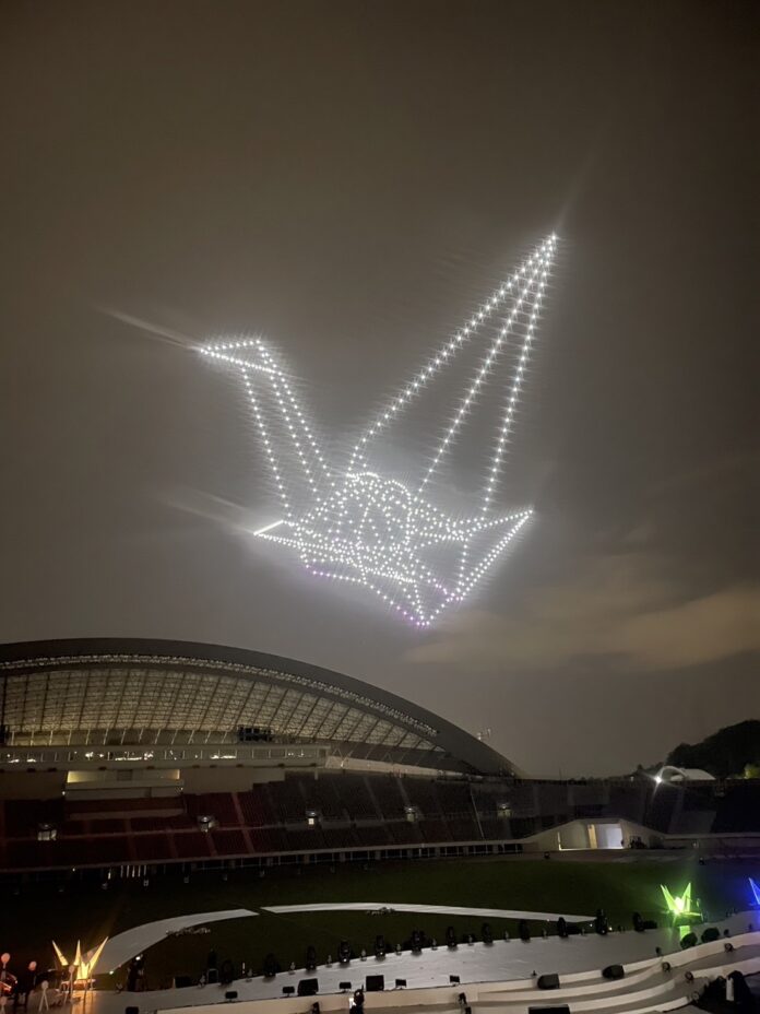 レッドクリフ、1000機のドローンで広島の夜空に折り鶴を描くのメイン画像