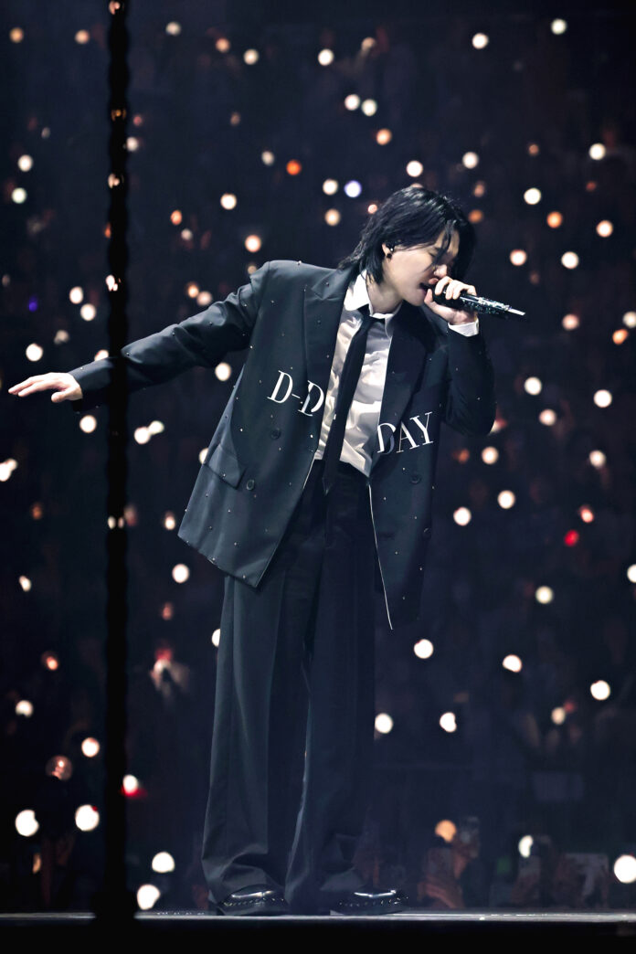 BTS SUGA、ヴァレンティノの衣装でソウルコンサートに登場のメイン画像
