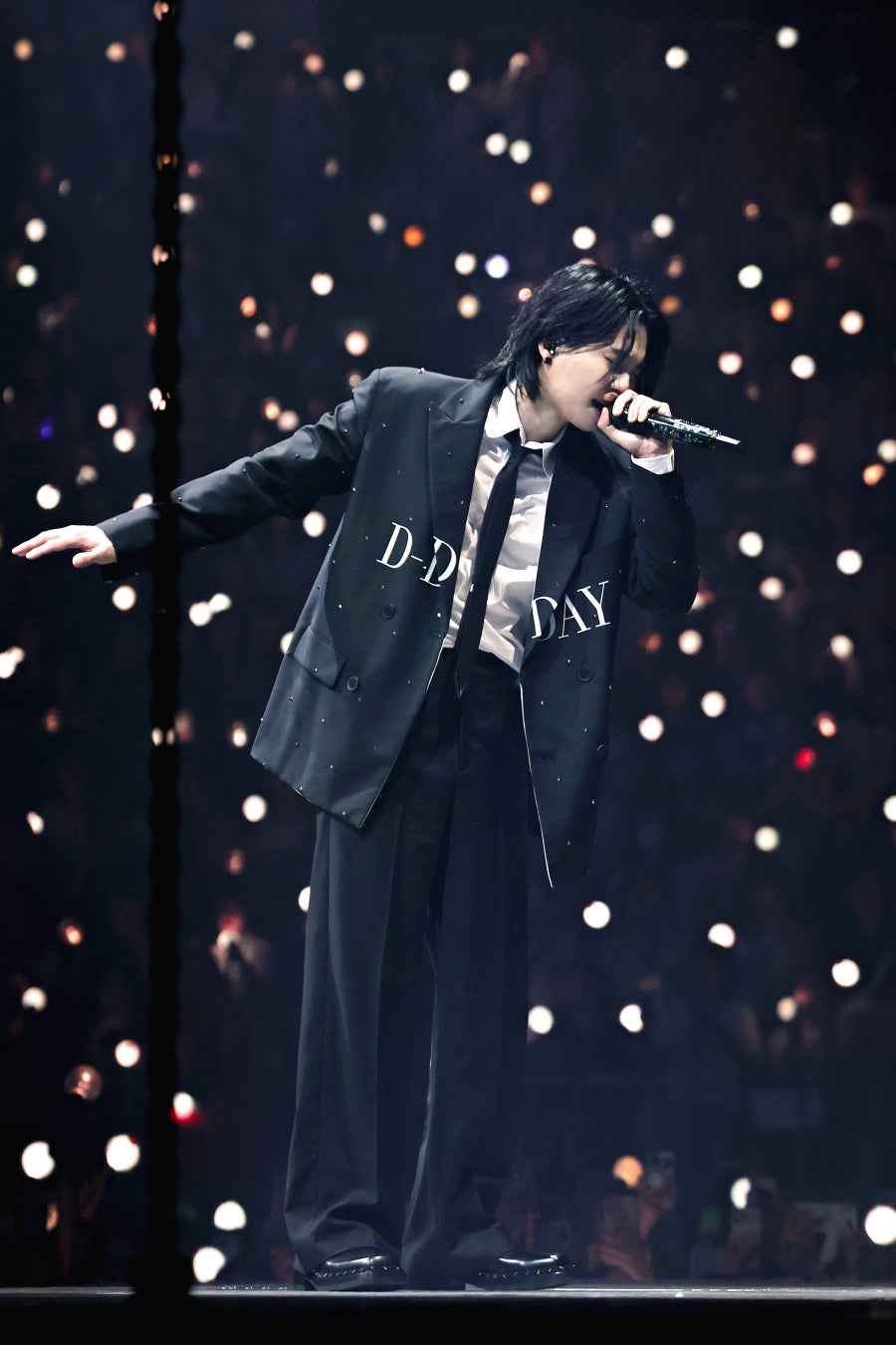 BTS SUGA、ヴァレンティノの衣装でソウルコンサートに登場のサブ画像1