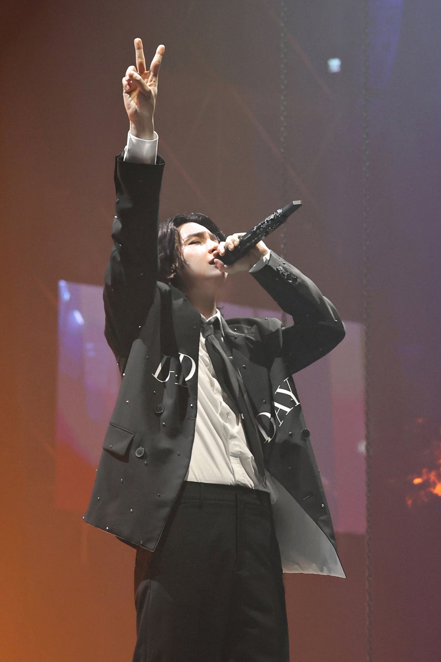 BTS SUGA、ヴァレンティノの衣装でソウルコンサートに登場のサブ画像2
