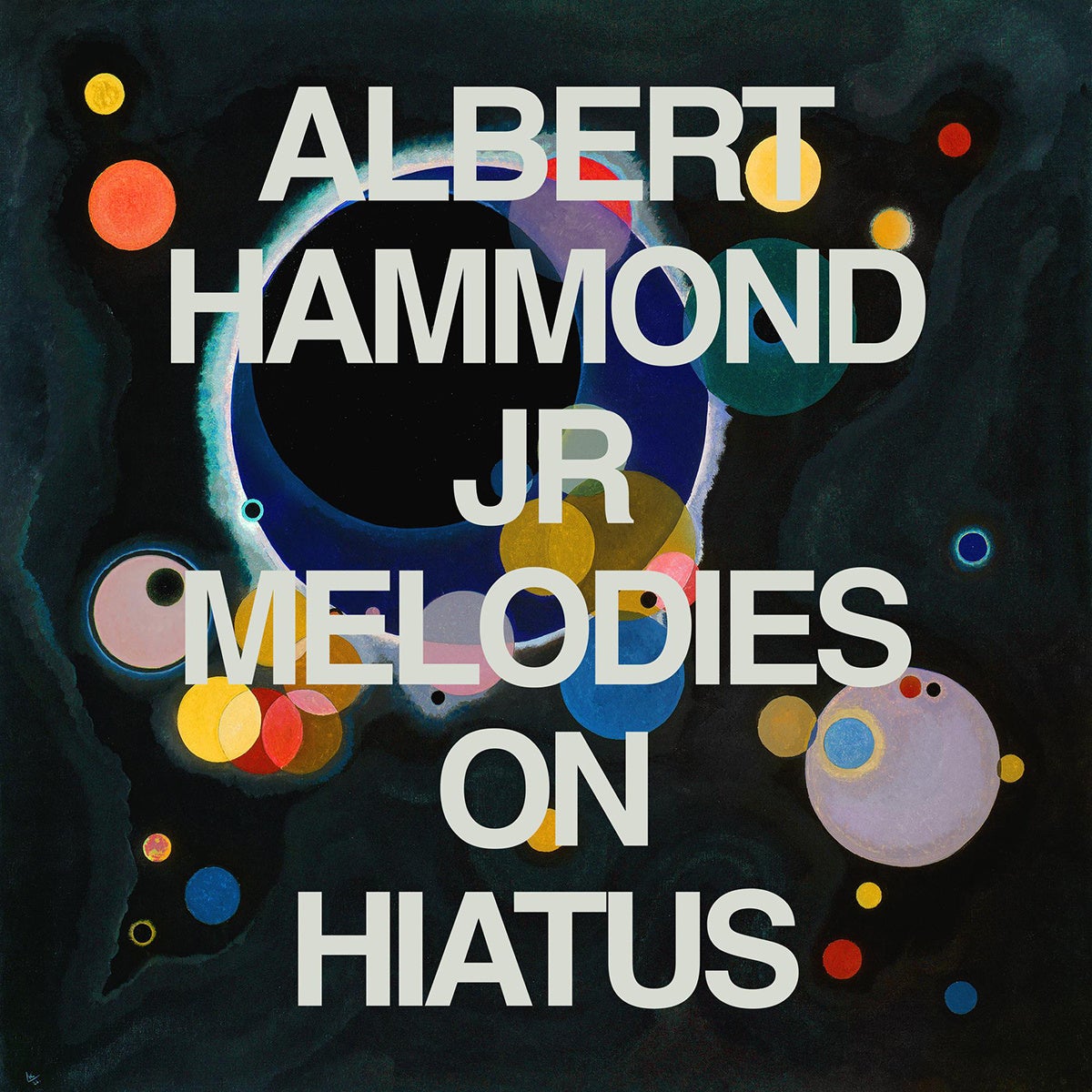 アルバート・ハモンド・ジュニアの最新ソロ・アルバム『MELODIES ON HIATUS』はアークティック・モンキーズのマット・ヘルダースもゲスト参加の豪華19曲入りのサブ画像2
