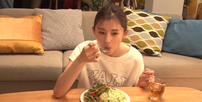 美ボディを誇る朝比奈彩さんが一心不乱に食べる！「Cook Do®」がチートデイに新提案『ギルティ中華』のメイン画像