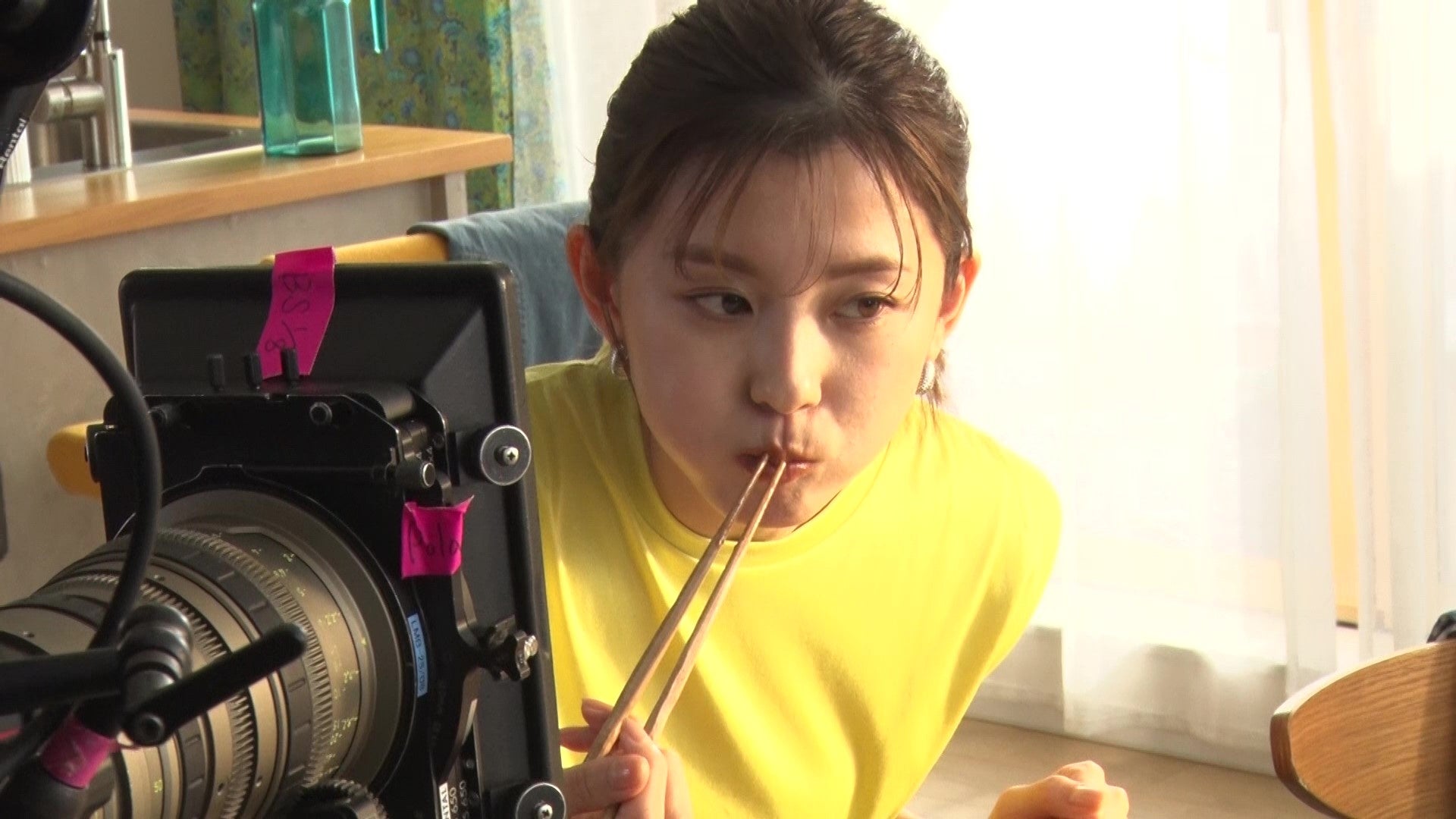 美ボディを誇る朝比奈彩さんが一心不乱に食べる！「Cook Do®」がチートデイに新提案『ギルティ中華』のサブ画像3