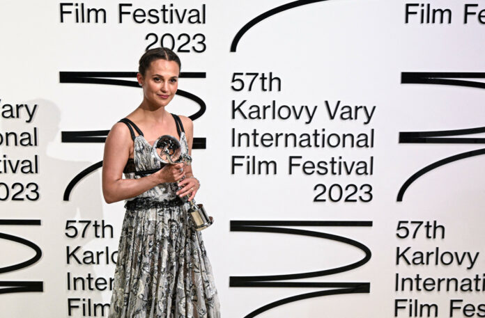【ルイ·ヴィトン】第57回カルロヴィ·ヴァリ国際映画祭にて、アリシア·ヴィキャンデルがルイ·ヴィトンを着用のメイン画像