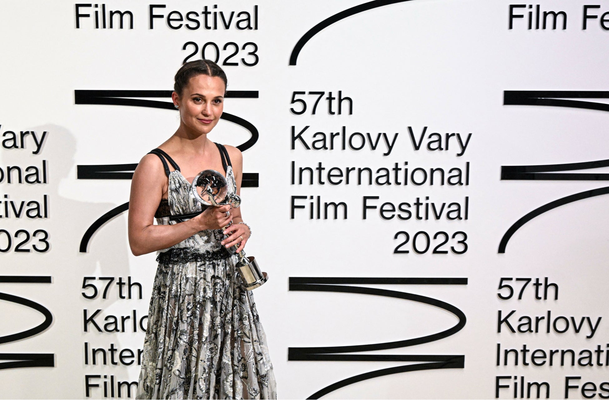 【ルイ·ヴィトン】第57回カルロヴィ·ヴァリ国際映画祭にて、アリシア·ヴィキャンデルがルイ·ヴィトンを着用のサブ画像1