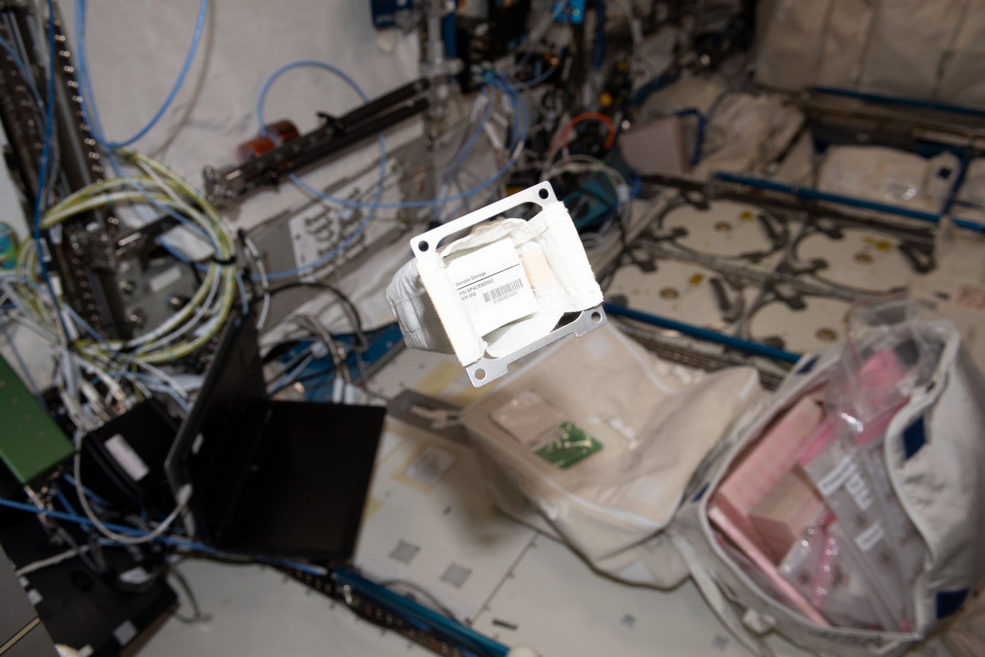 Space BD グローバルボーイズグループJO1が公式アンバサダーを務めるスペースデリバリープロジェクト-RETURN to EARTH-第二弾が地球帰還のサブ画像3_搭載品がISS船内で浮遊している様子　提供：JAXA・NASA