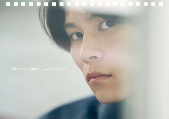 俳優・萩原利久さんの2024年版卓上カレンダー、表紙と限定購入特典がついに公開！のサブ画像1